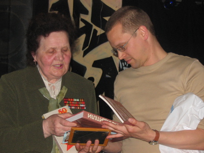 Das Buch mit den Biografien der ausgezeichneten VeteranInnen aus Novosibirsk